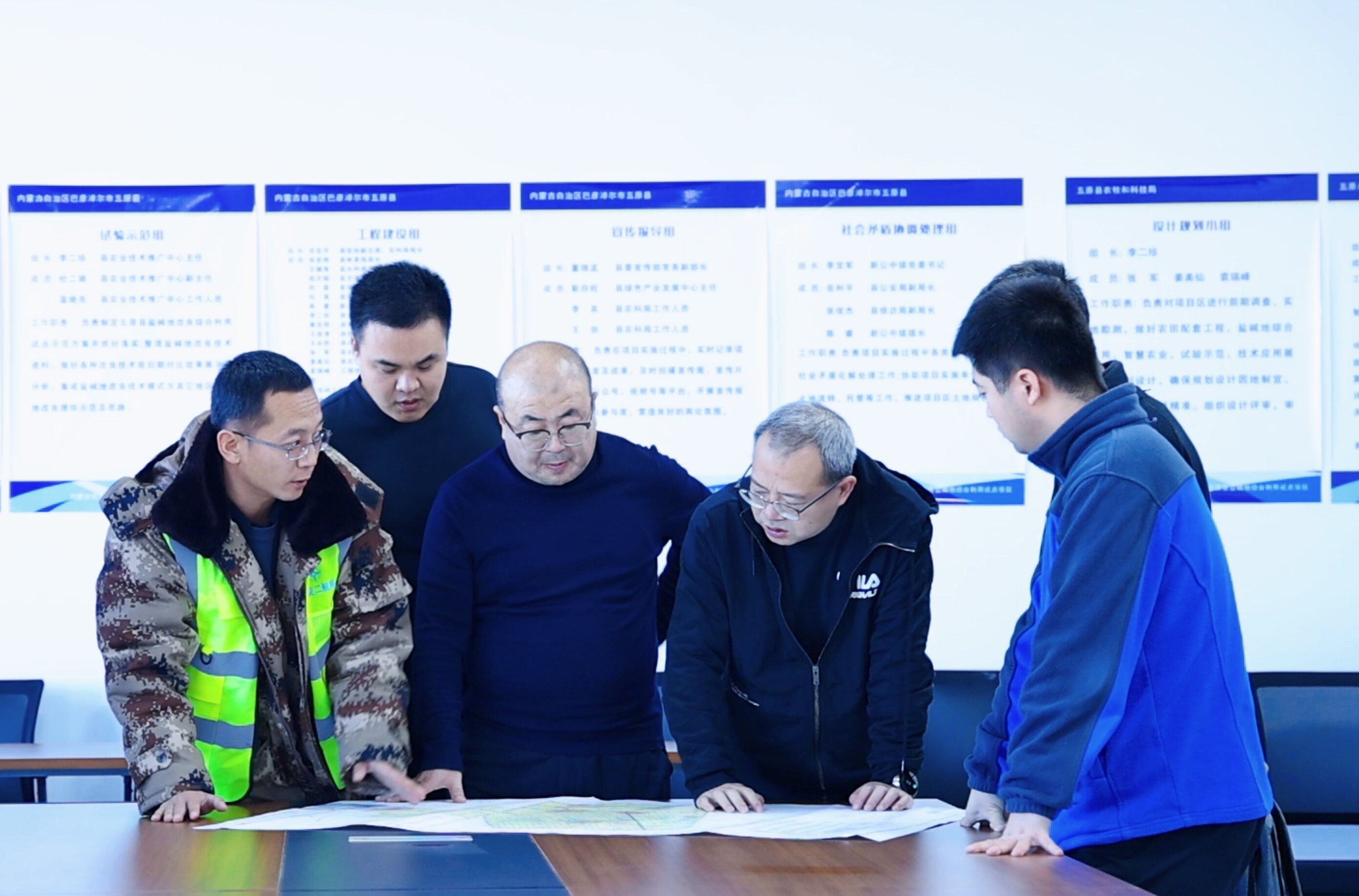 新春走基层丨新年开新局！五原县2万亩盐碱地综合利用试点项目火热开工相关图片